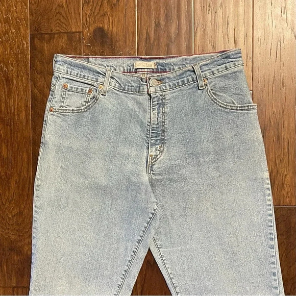 Levi’s Classic Relaxed Bootcut 550 Tapered Light Wash Jeans - Picture 4 of 10